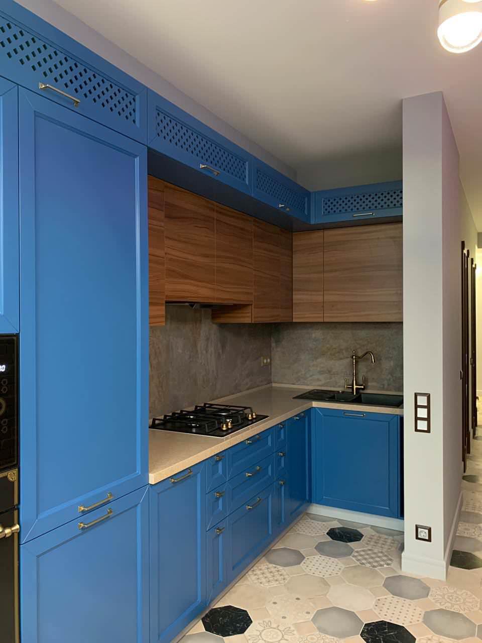 Средиземноморская кухня. Сочетание благородного синего и шпона Орех Американский