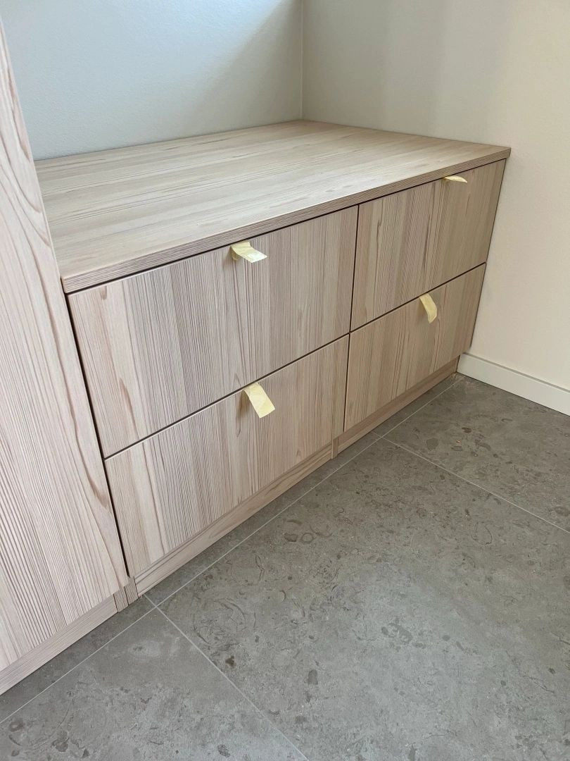 Обложка проекта: Простой шпонированный шкаф