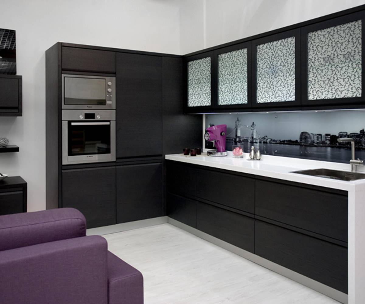 Кухня Пиано с интегрированной ручкой в фасад. Материал шпонированный МДФ