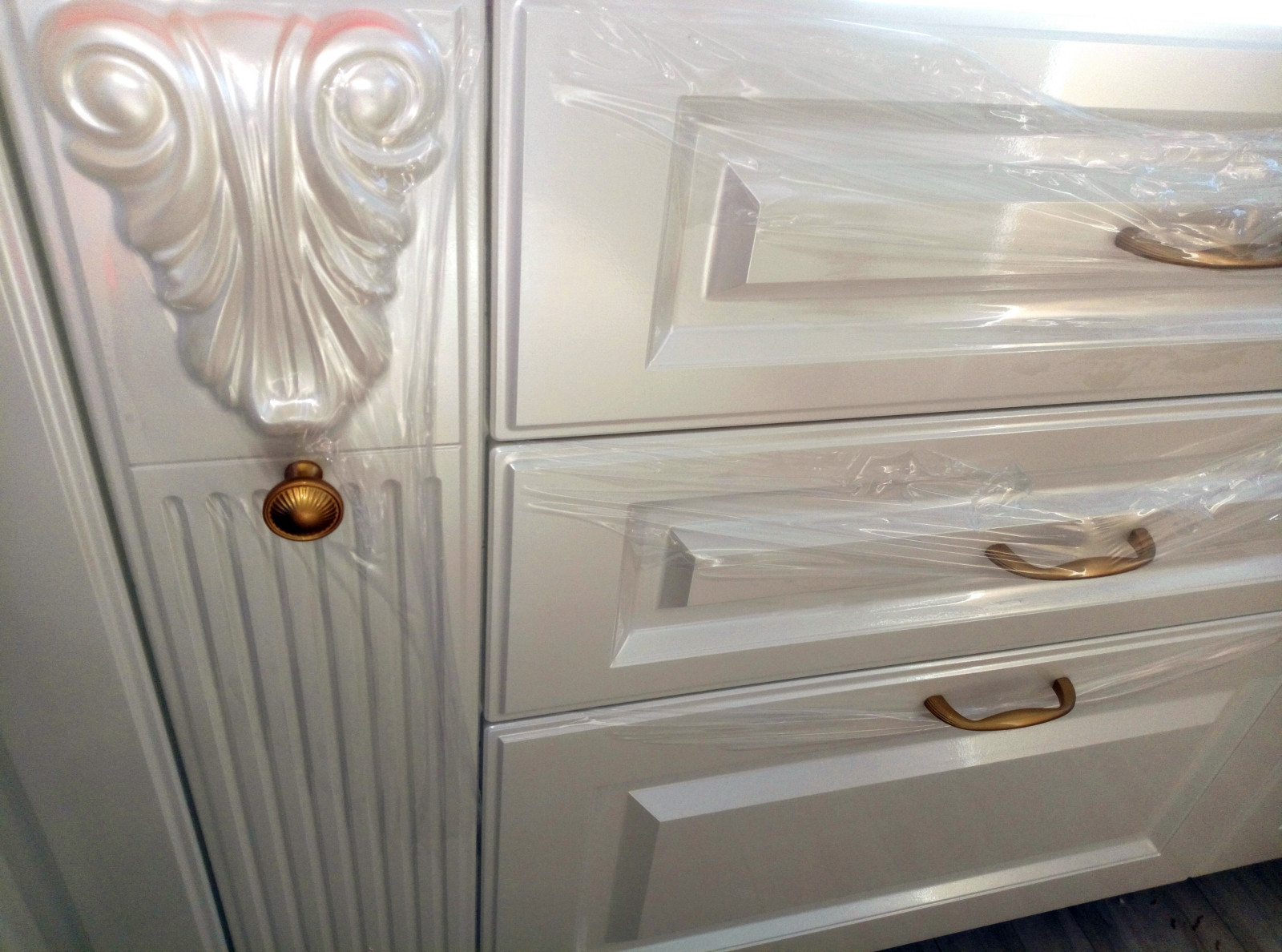 Кухня и гостиная с витринами