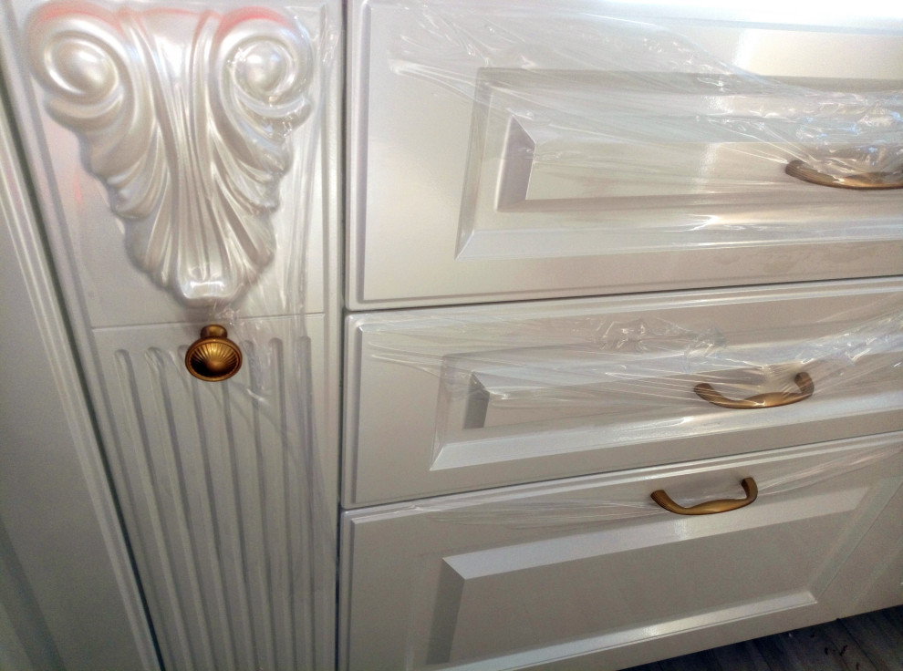 Кухня и гостиная с витринами