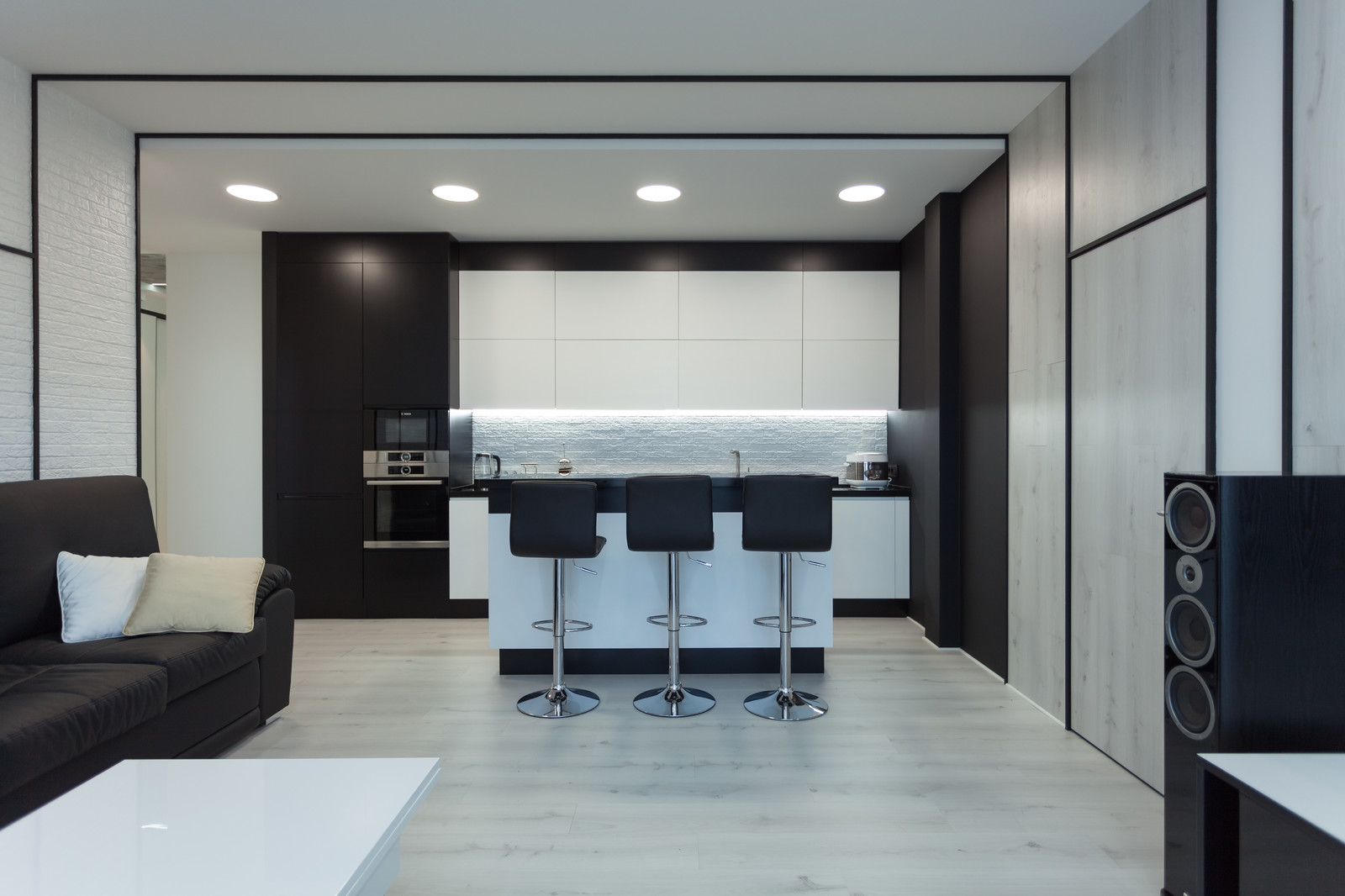 Современная квартира в черно-белых тонах