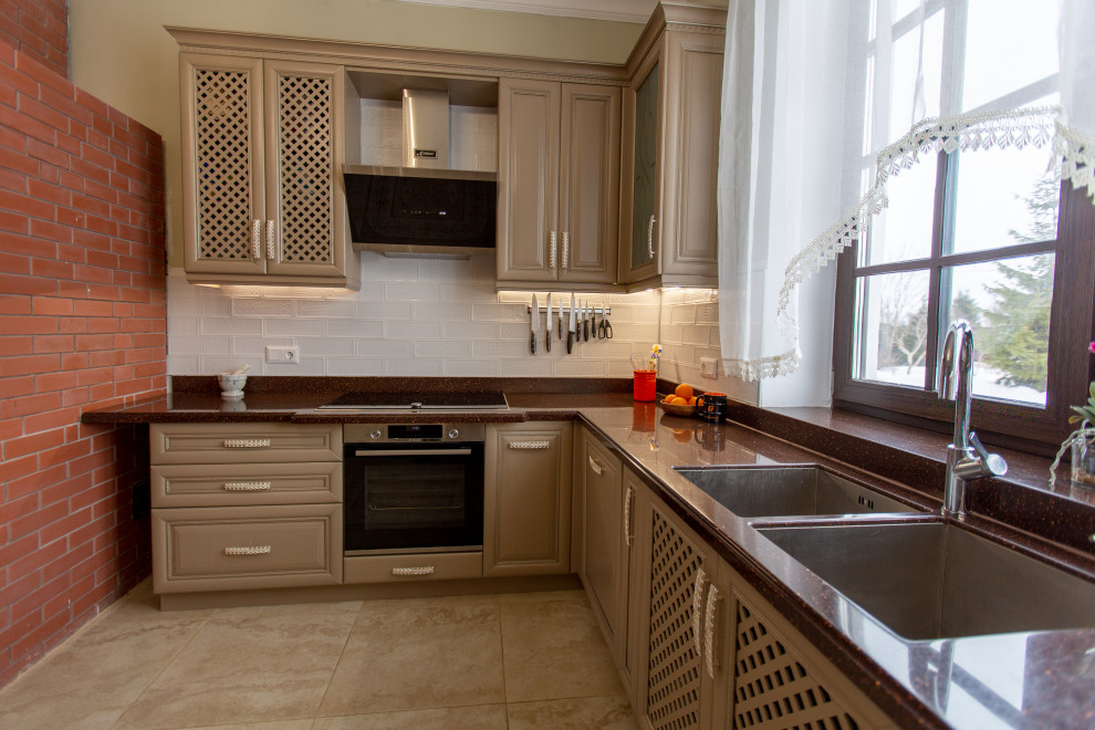 П-образная кухня в загородный дом