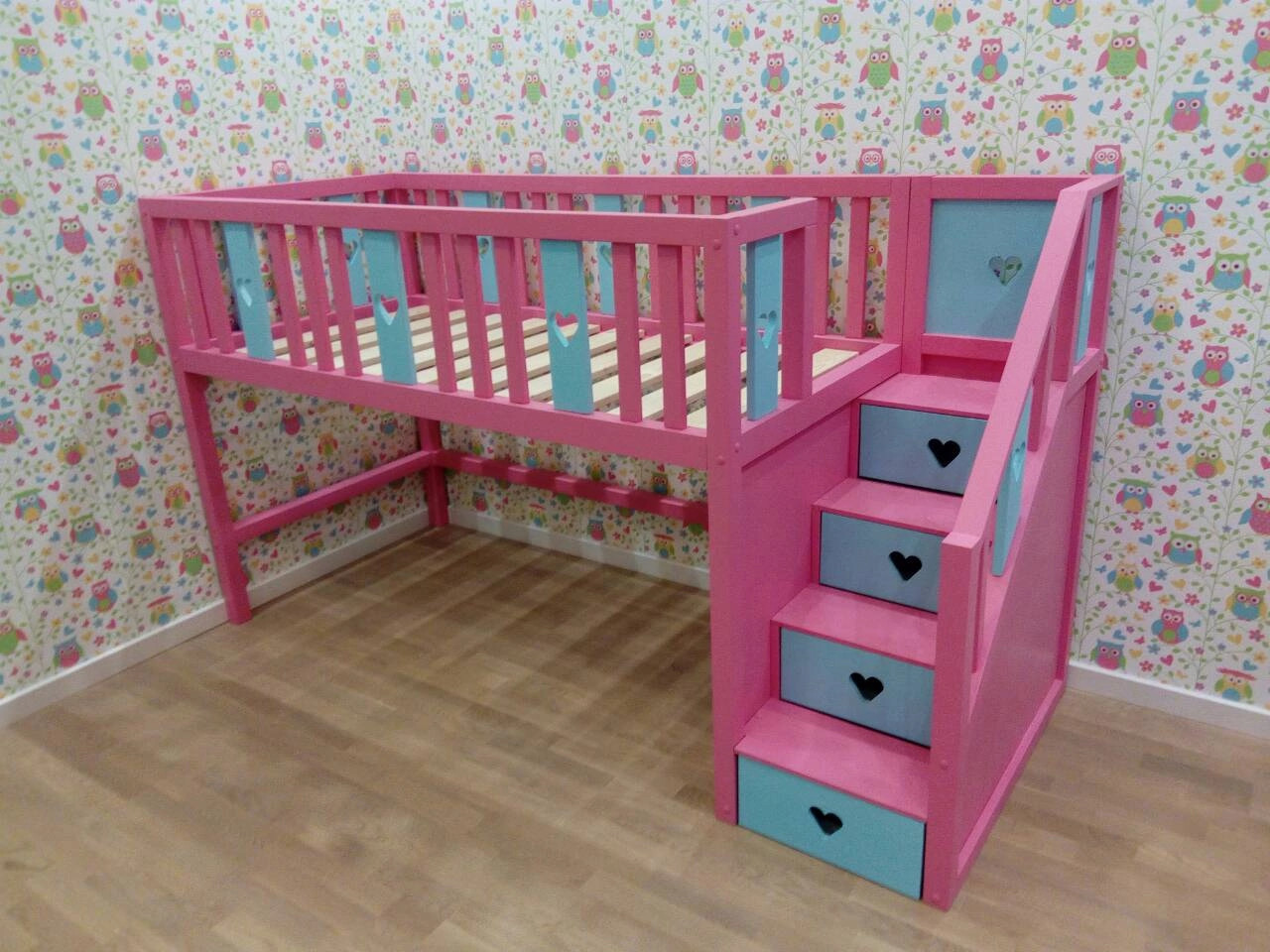 Обложка проекта: детская кровать с сердечками