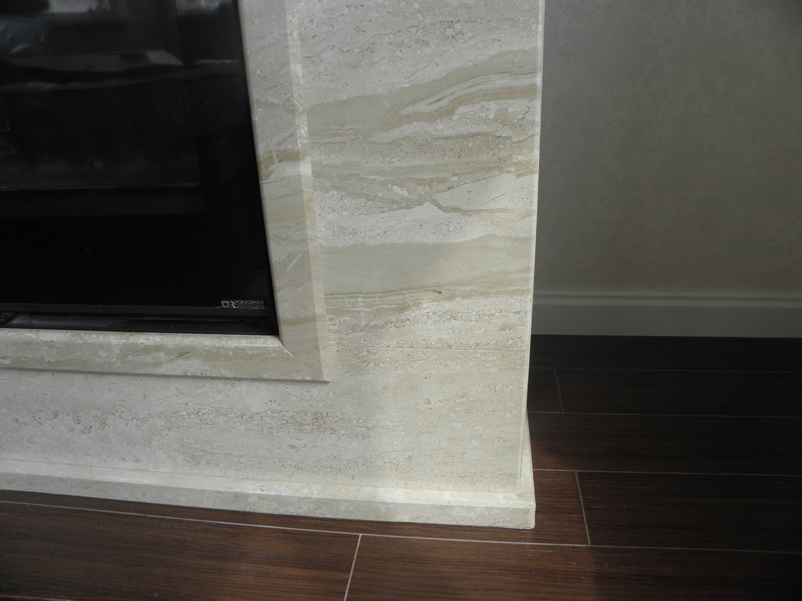 Облицовка камина из мрамора Crema Marfil