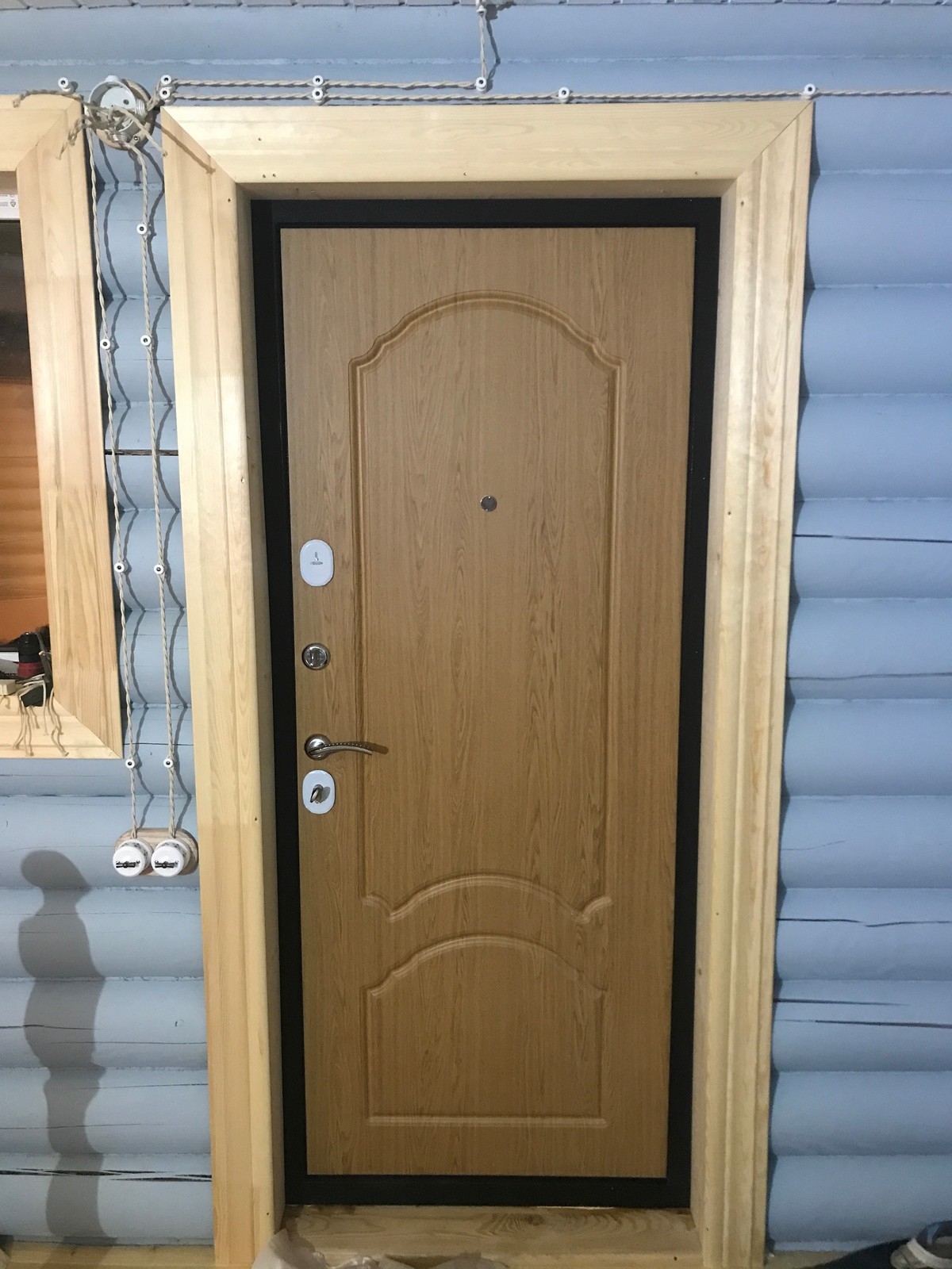 Розетки и выключатели в стиле ретро, монтаж в бревенчатом доме