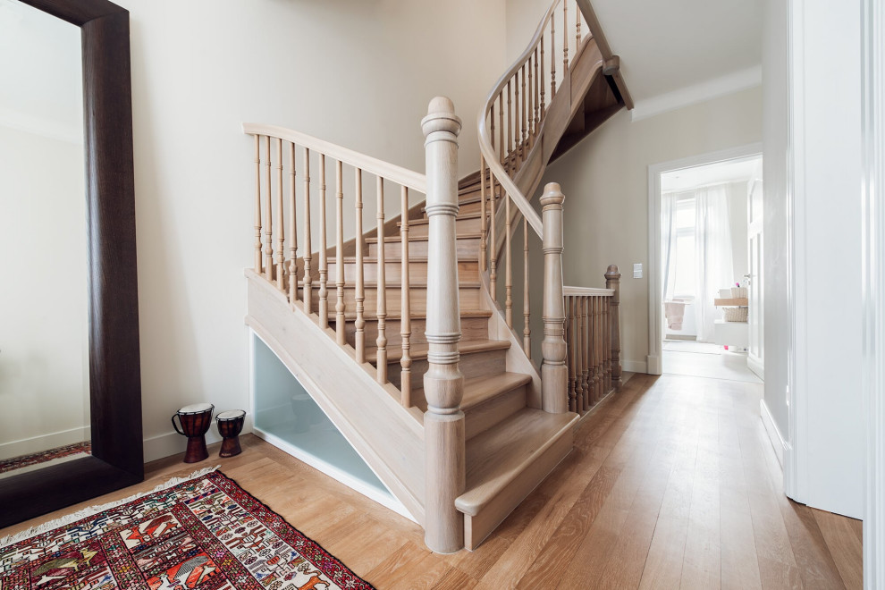 Классическая лестница из дуба с изогнутыми перилами