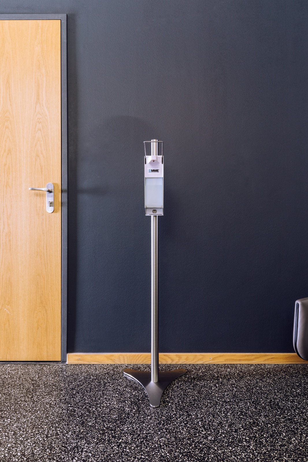 Диспенсер для антисептика, напольный. Материалы: латунь и нержавеющая сталь!