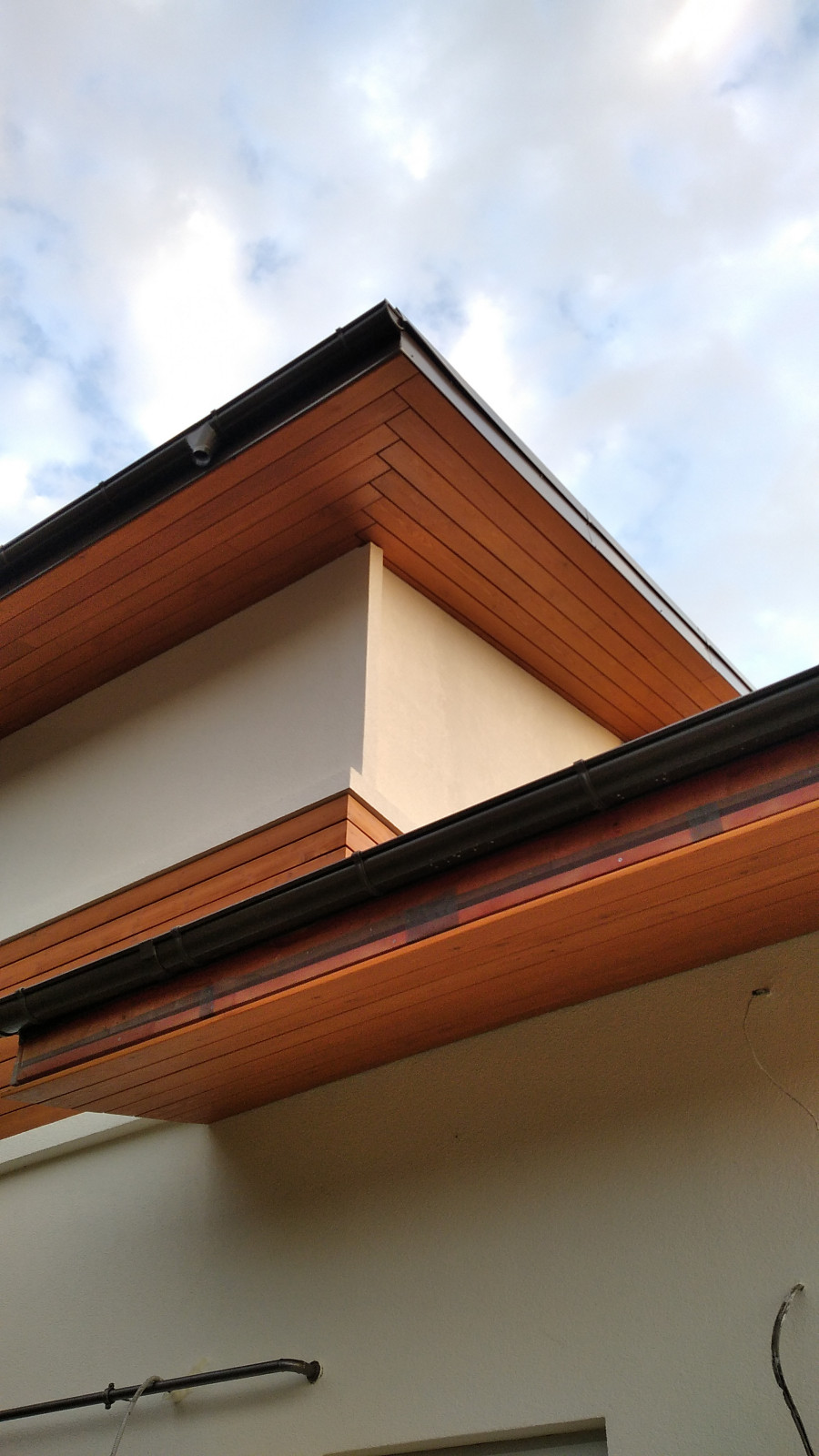 Отделка загородного дома планкеном из лиственницы