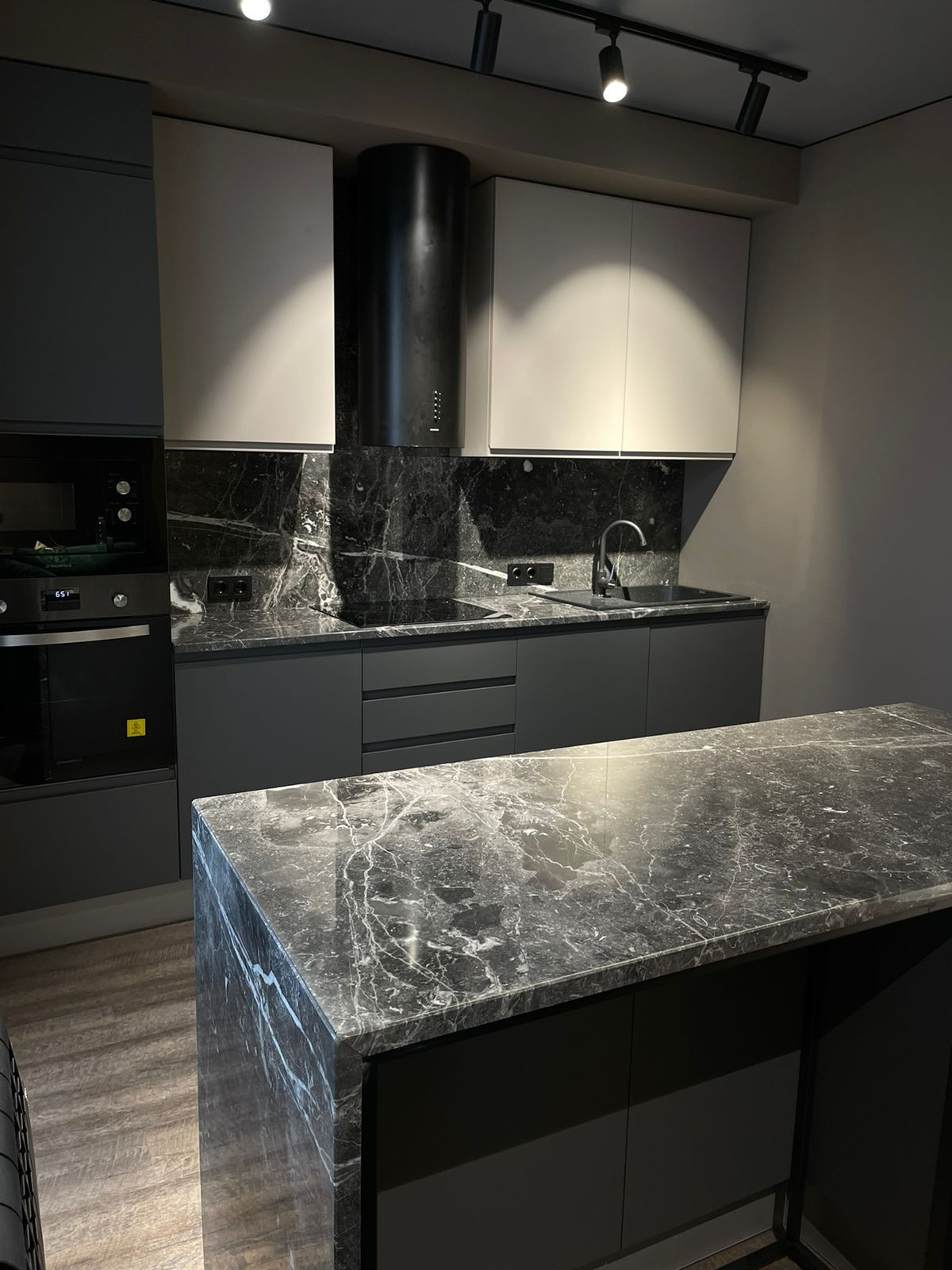 Стильная кухня для молодого парня