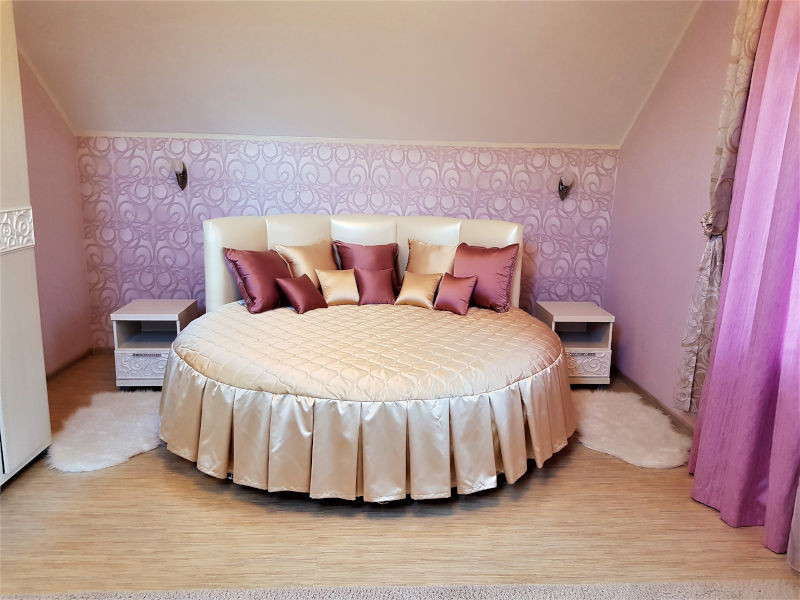 Обложка проекта: Покрывало с подушками для круглой кровати