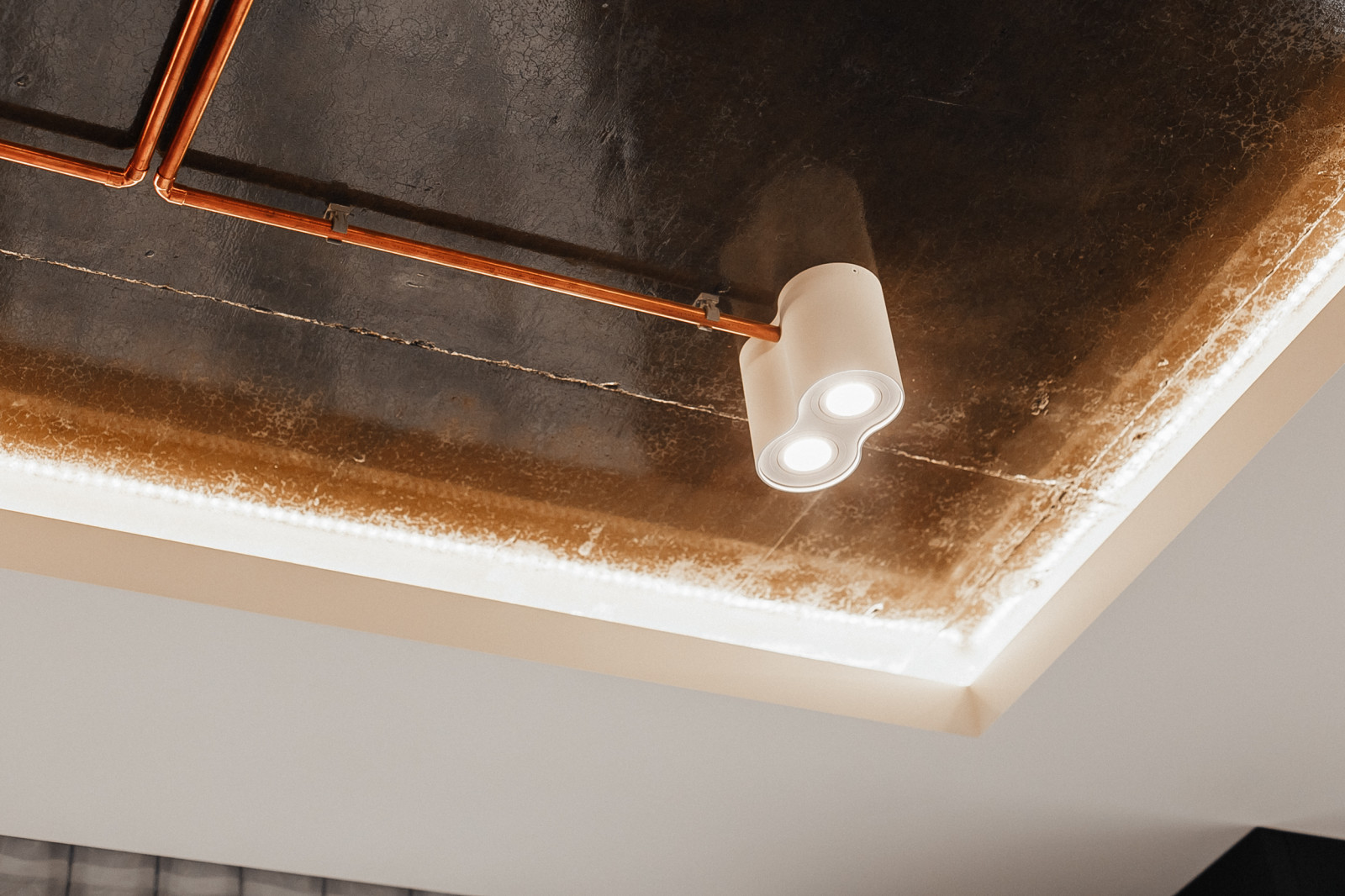 Houzz Украина: Универсальная квартира с черно-белыми портретами