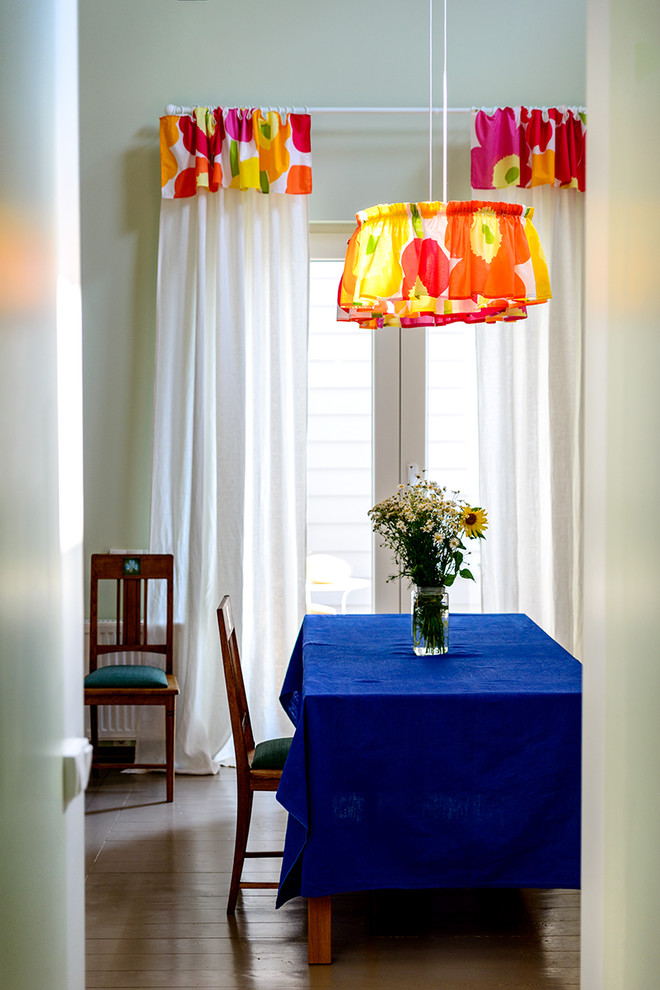 Дача с оранжевыми дверями