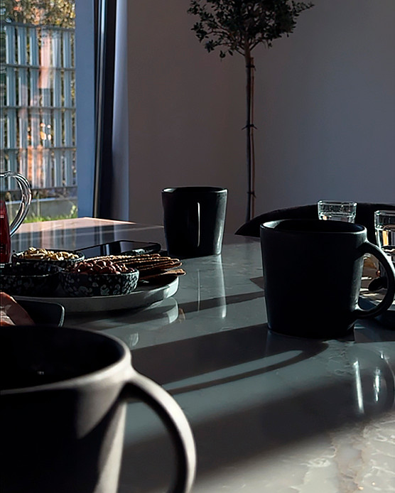 Стол из светопрозрачного камня Quantra Quartz