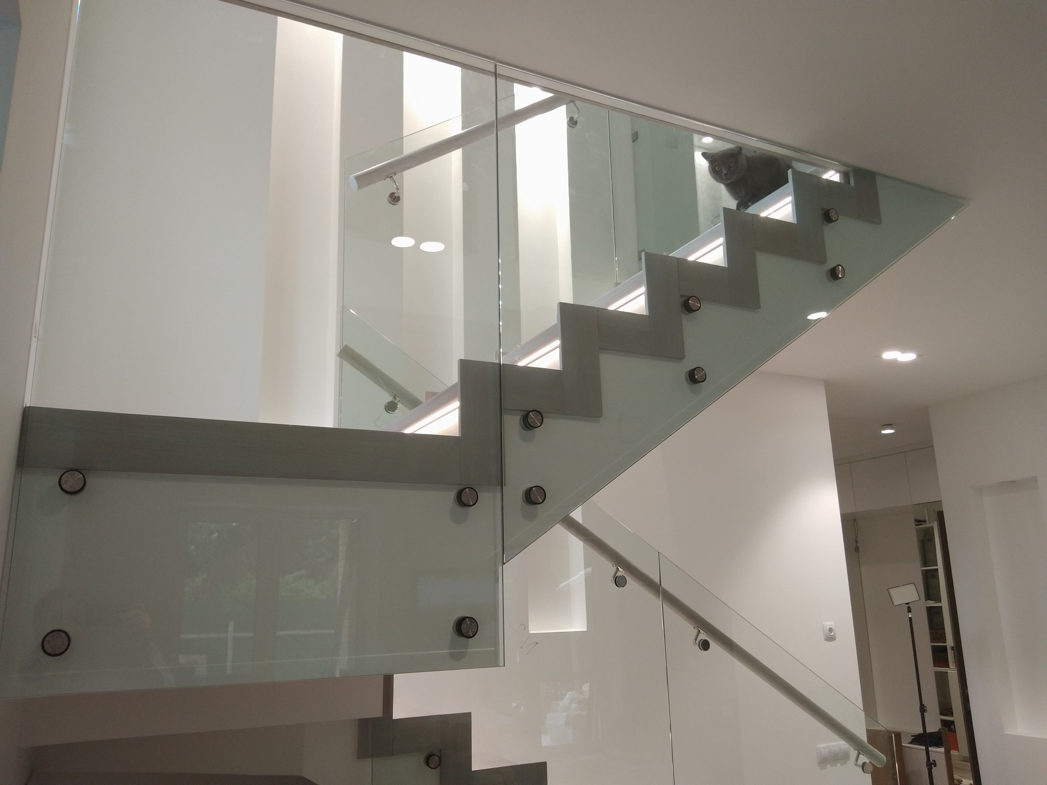 Лестница из дуба по стеклом