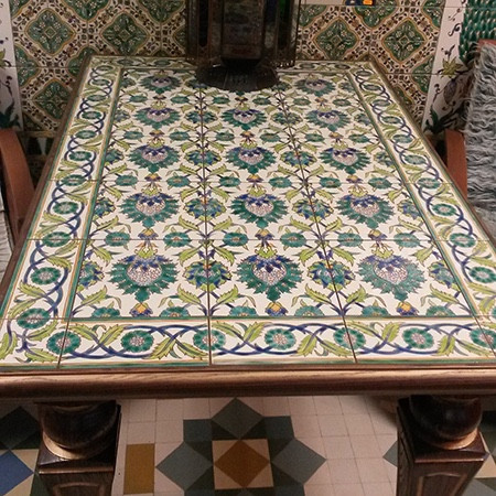 Обложка проекта: Стол со столешницей из плитки ручной работы.