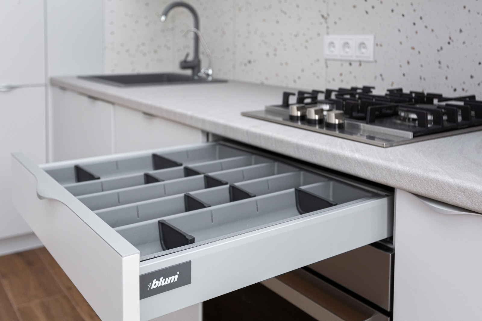 Матовая белая современная кухня