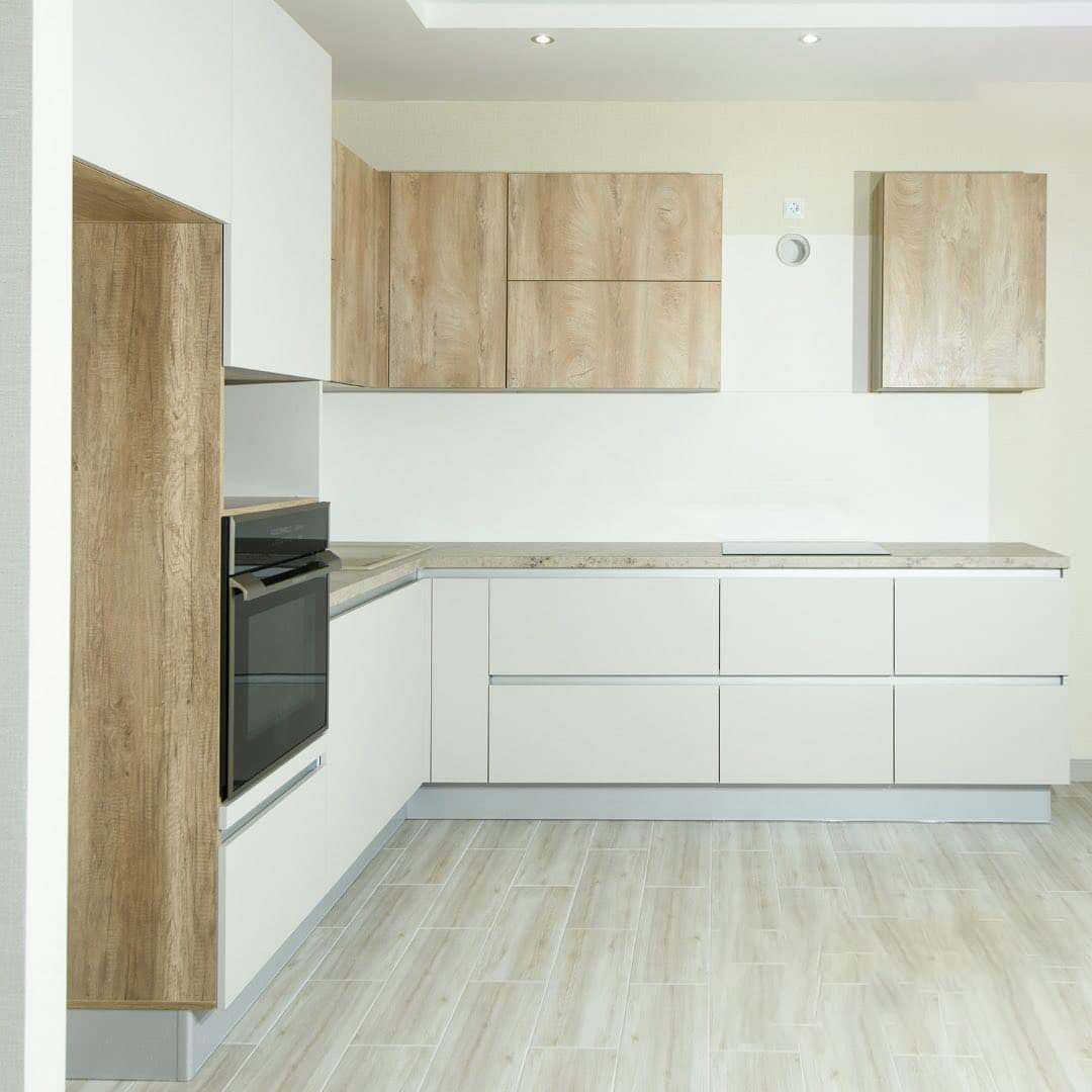 Светлая угловая кухня в теплых оттенках