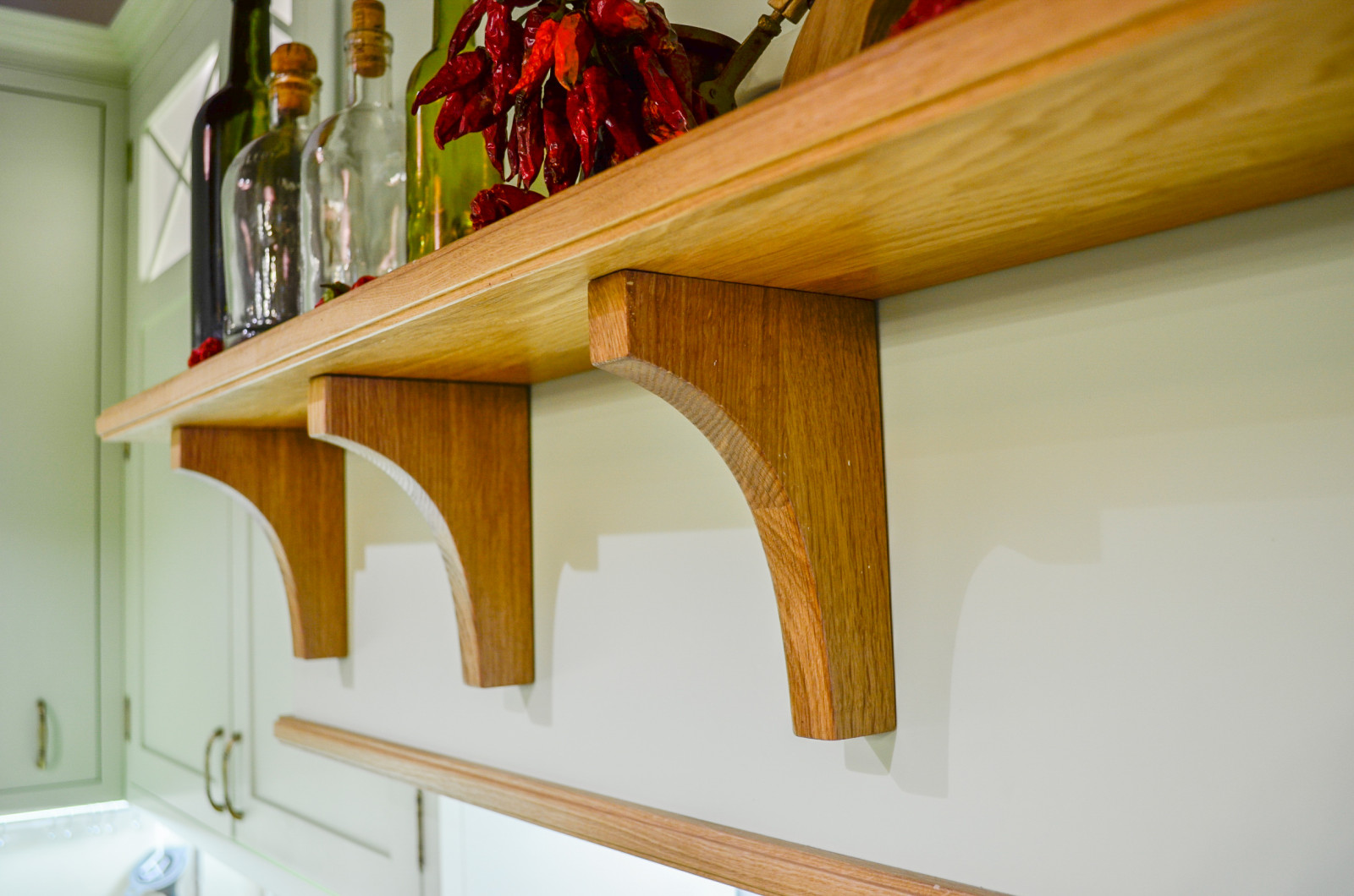 Нежно-зеленая кухня в американском стиле с островом