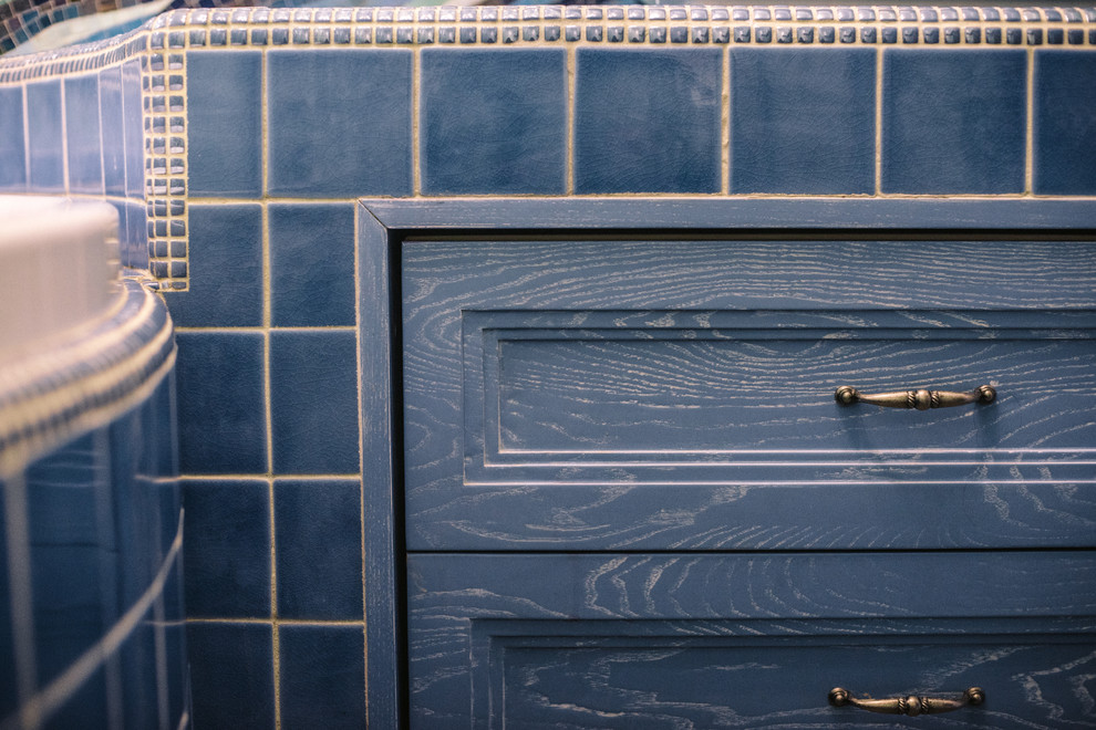 Перепланировка квартиры с радиальной фасадной стеной, авторская мозаика.