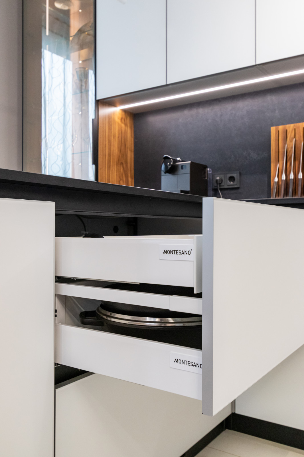 Кухня с выдвижной вытяжкой и фасадами из стекла