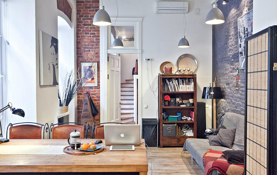 Двухъярусная квартира с кирпичной кладкой, антикварными деталями и секретным бал