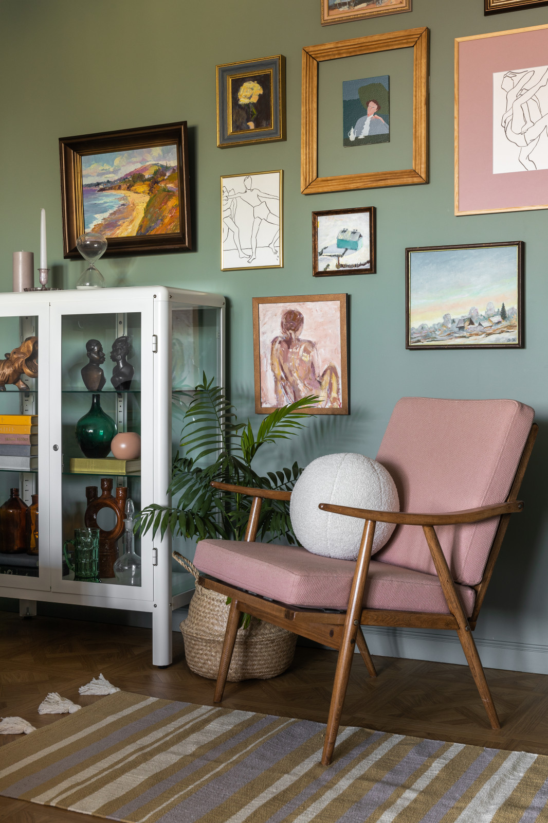 Гостиная. Винтажное кресло и шкаф-витрина ИКЕЯ