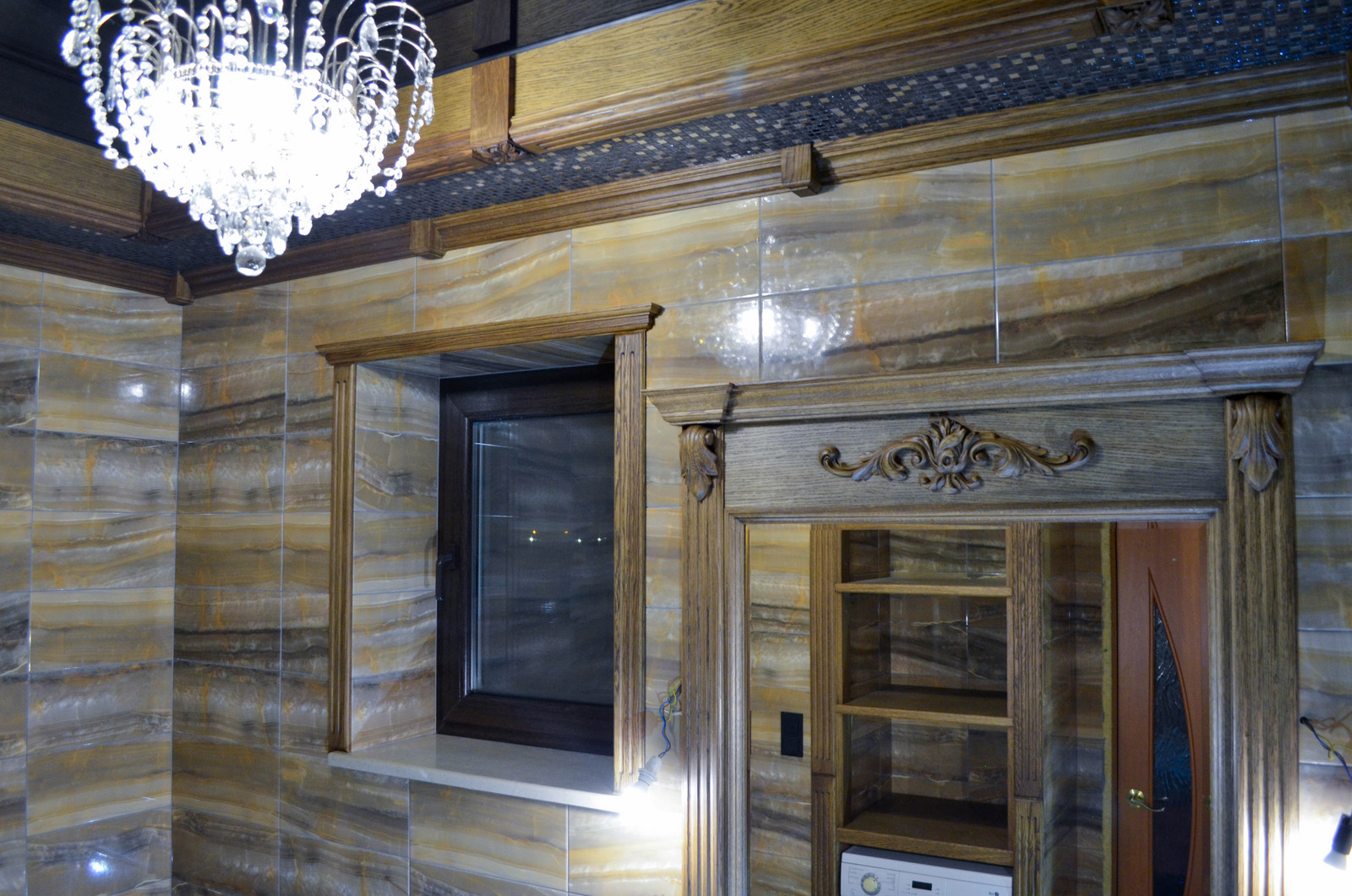 Ванная комната. Потолок, зеркало и тумба под раковину