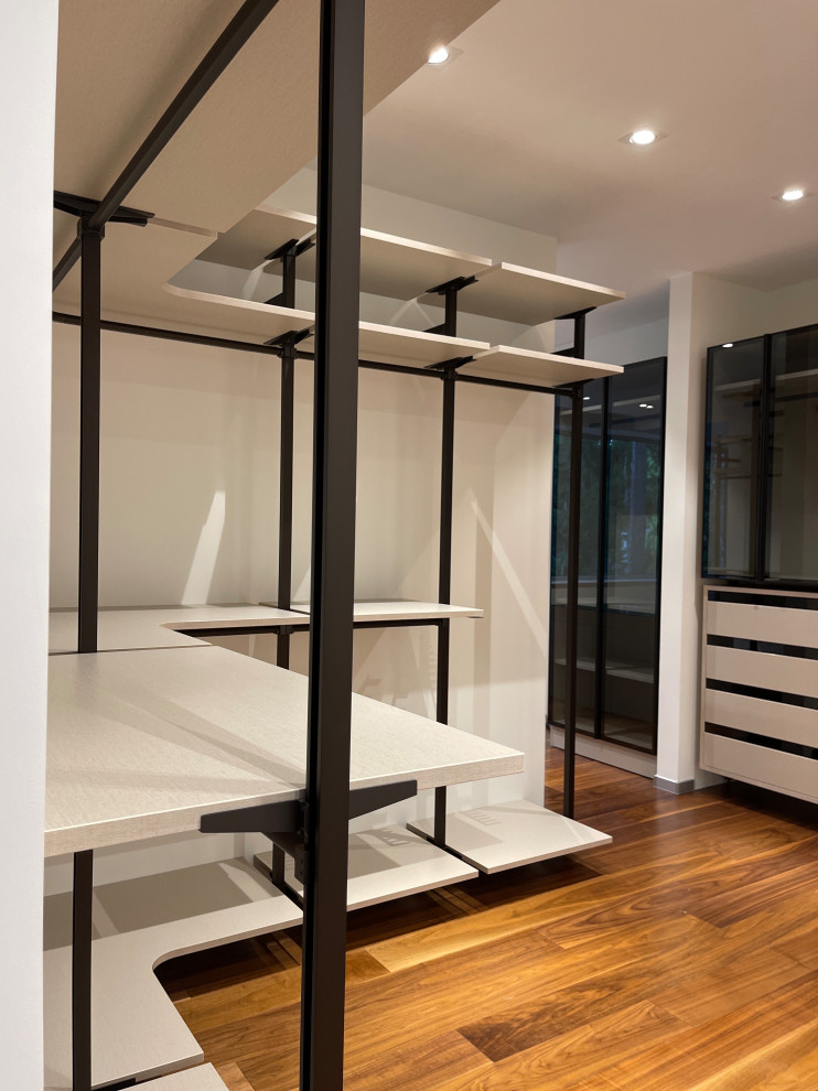 Распашной шкаф с системой RPE raumplus и Гардеробная система UNO raumplus