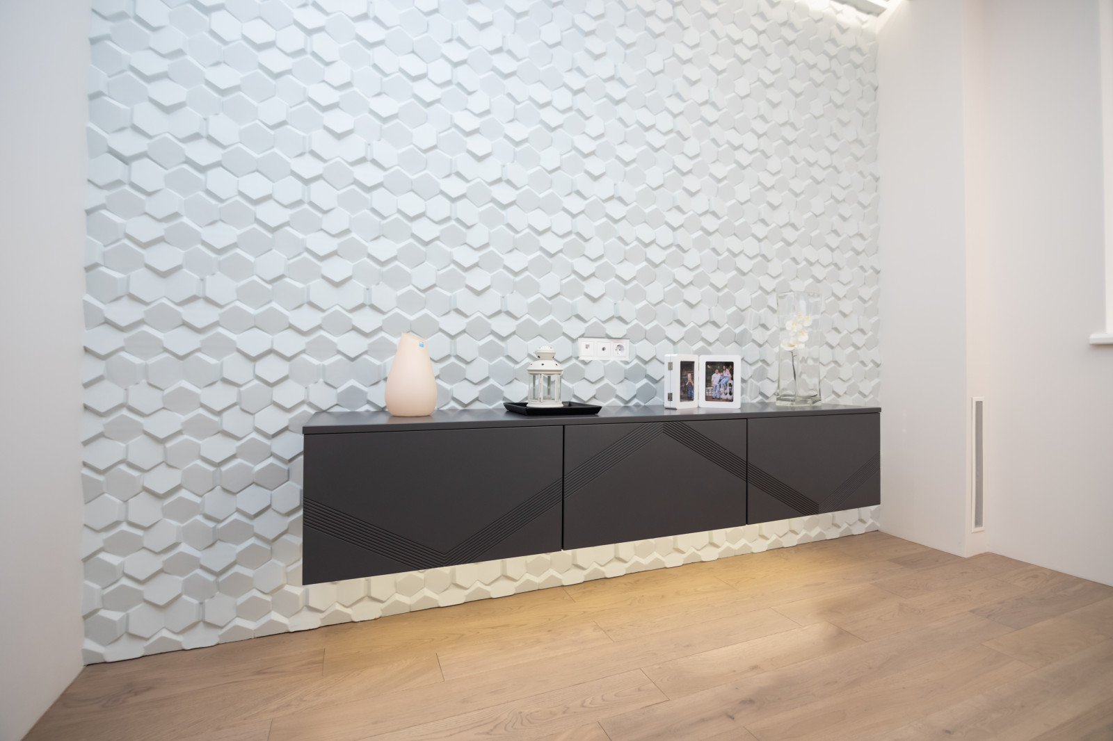 Кухня в серо-голубом цвете с барной стойкой и подвесная тумба в гостиную