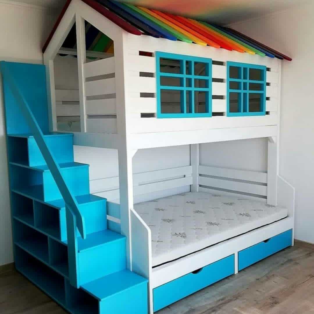 Обложка проекта: Детское спальное место в виде домика было выполнено из массива ольхи