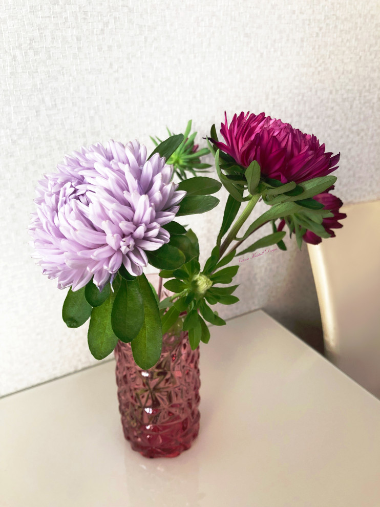 Цветочная композиция на современной кухне с мотивами венецианского стиля