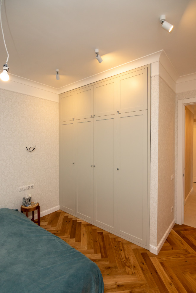 Шкафы в прихожую и спальню в неоклассическом стиле