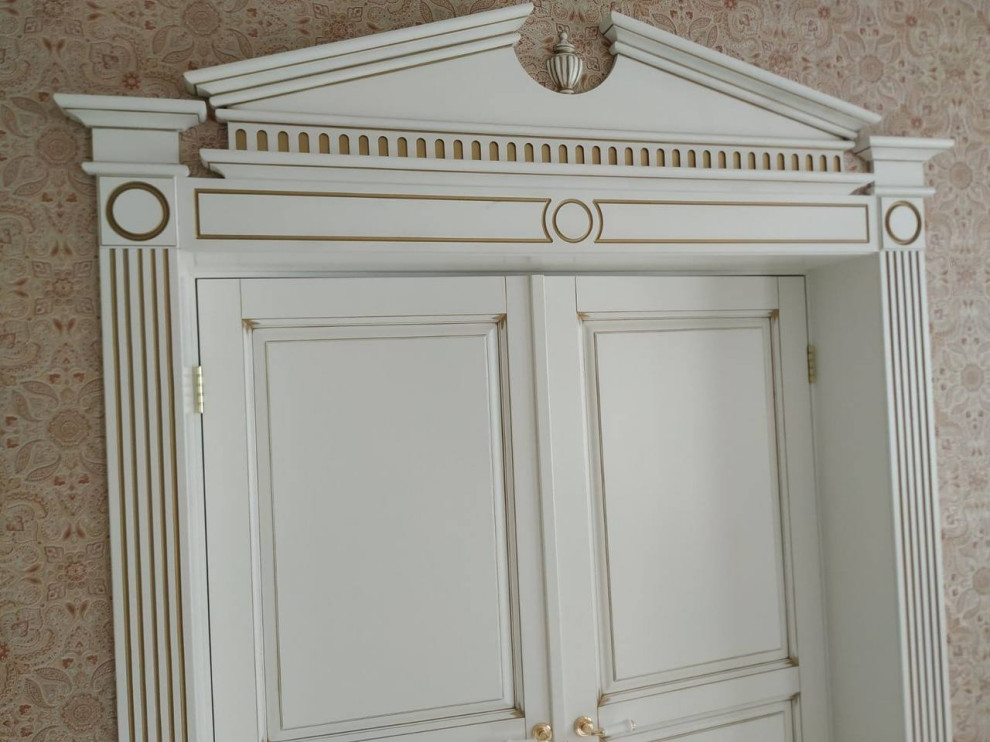 Двери белые с резными элементами