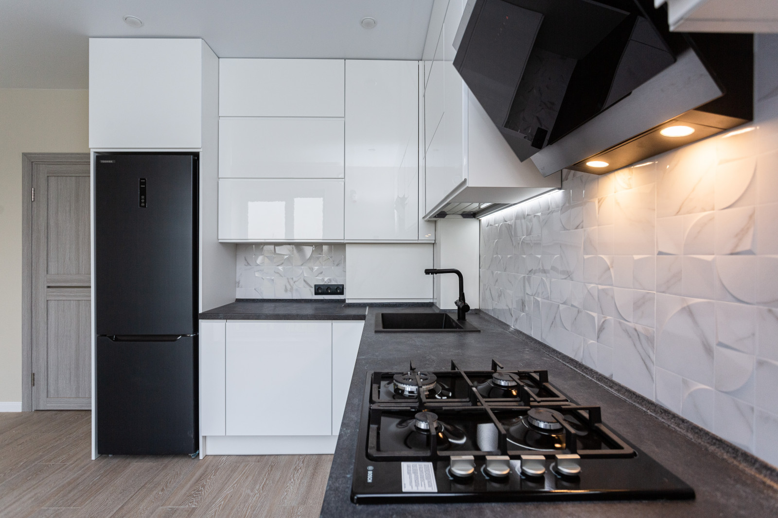 Черно-белая глянцевая кухня в современном стиле