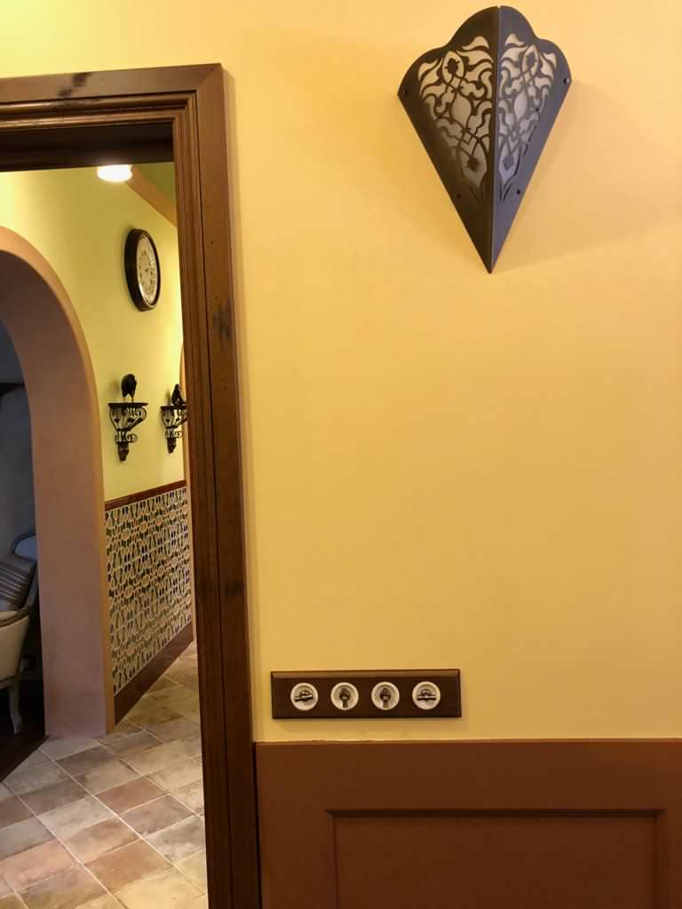 Винтажная электрика Salvador для скрытого монтажа в интерьере загородного дома.