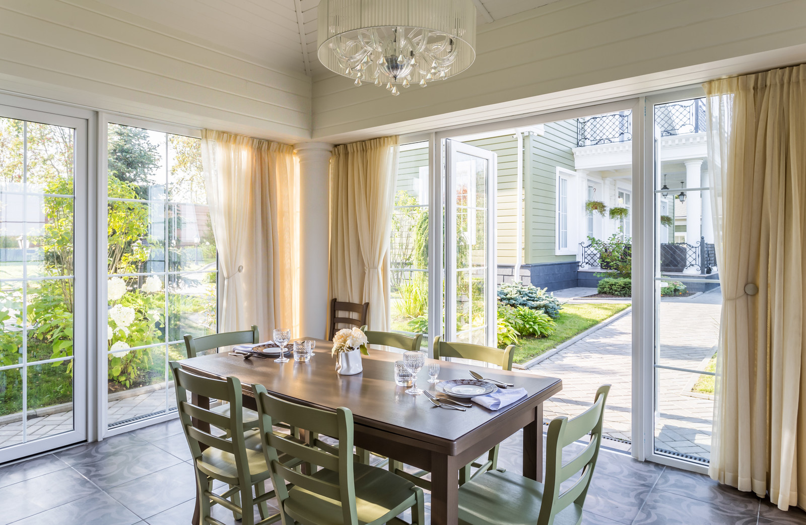 Беседка у моря