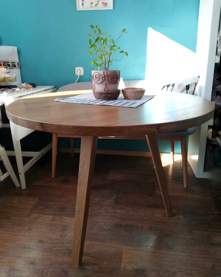 Круглый стол из массива дуба