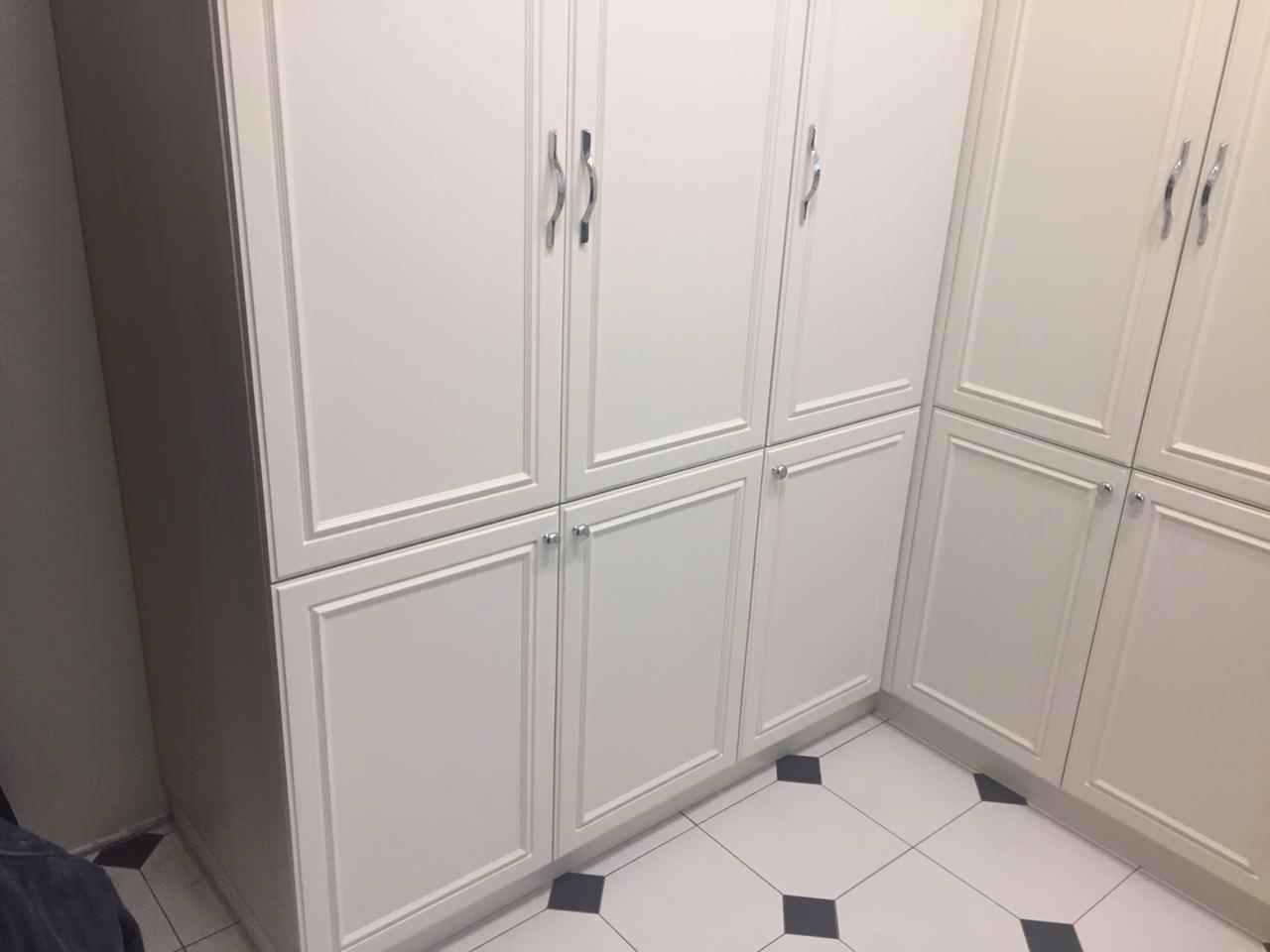 Шкафы для небольшой гардеробной в загородном доме в Солнечногорске