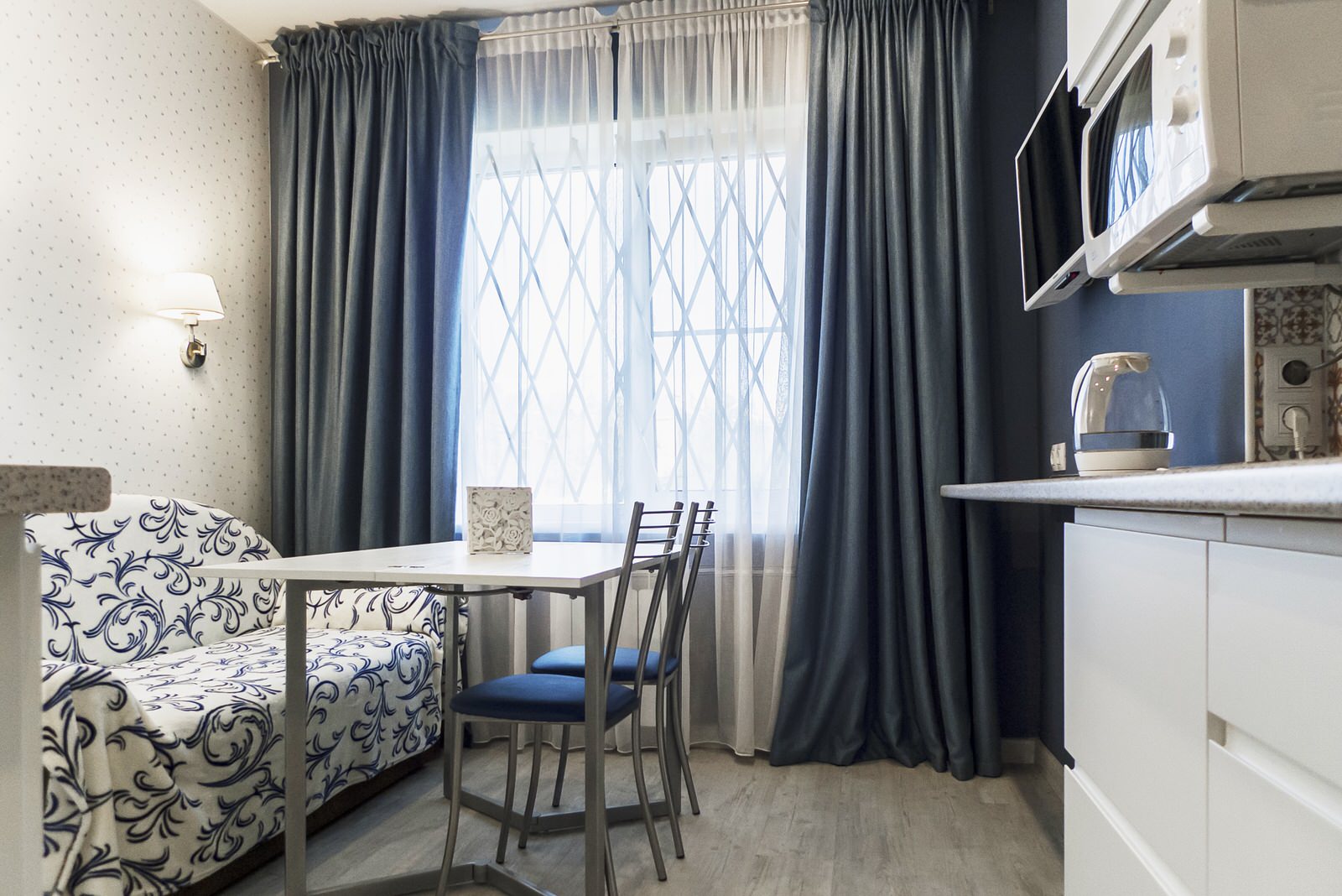 Зона кухни со стульями