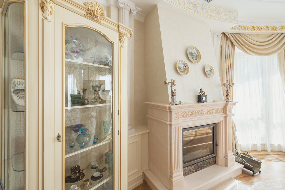 Шкаф для посуды и камин