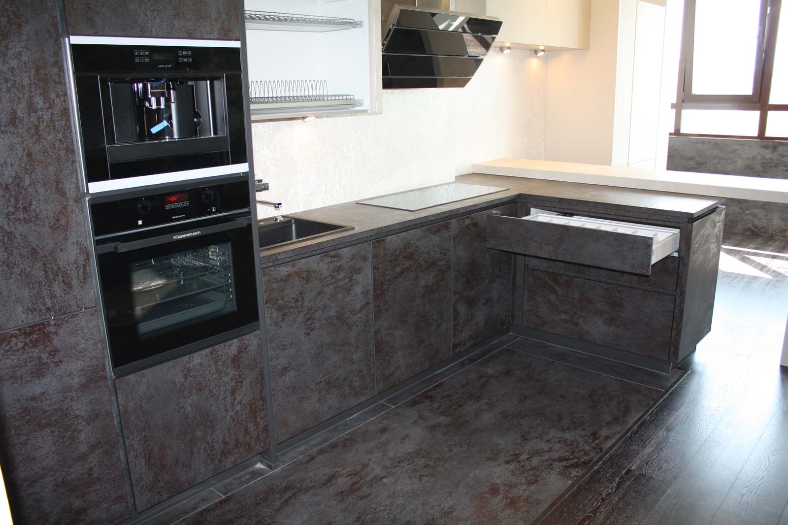 Обложка проекта: Кухня из широкоформатного керамогранита