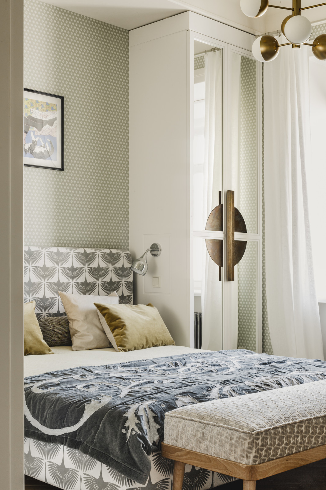 Фотоохота: Кровать зажата между шкафами — и красиво