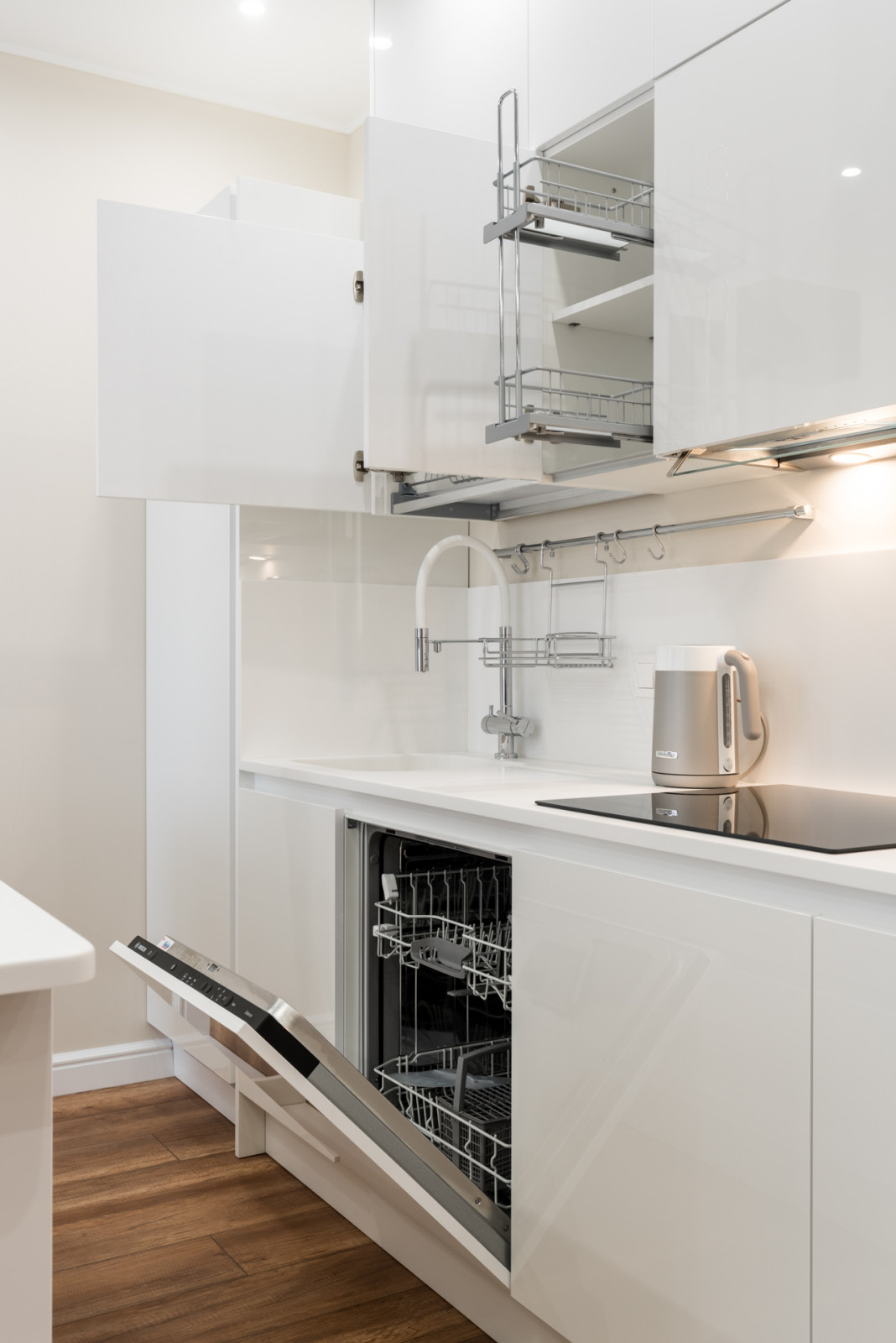 Белая кухня, черные кубы. Модель Vector. Дизайнер Игорь Степанов