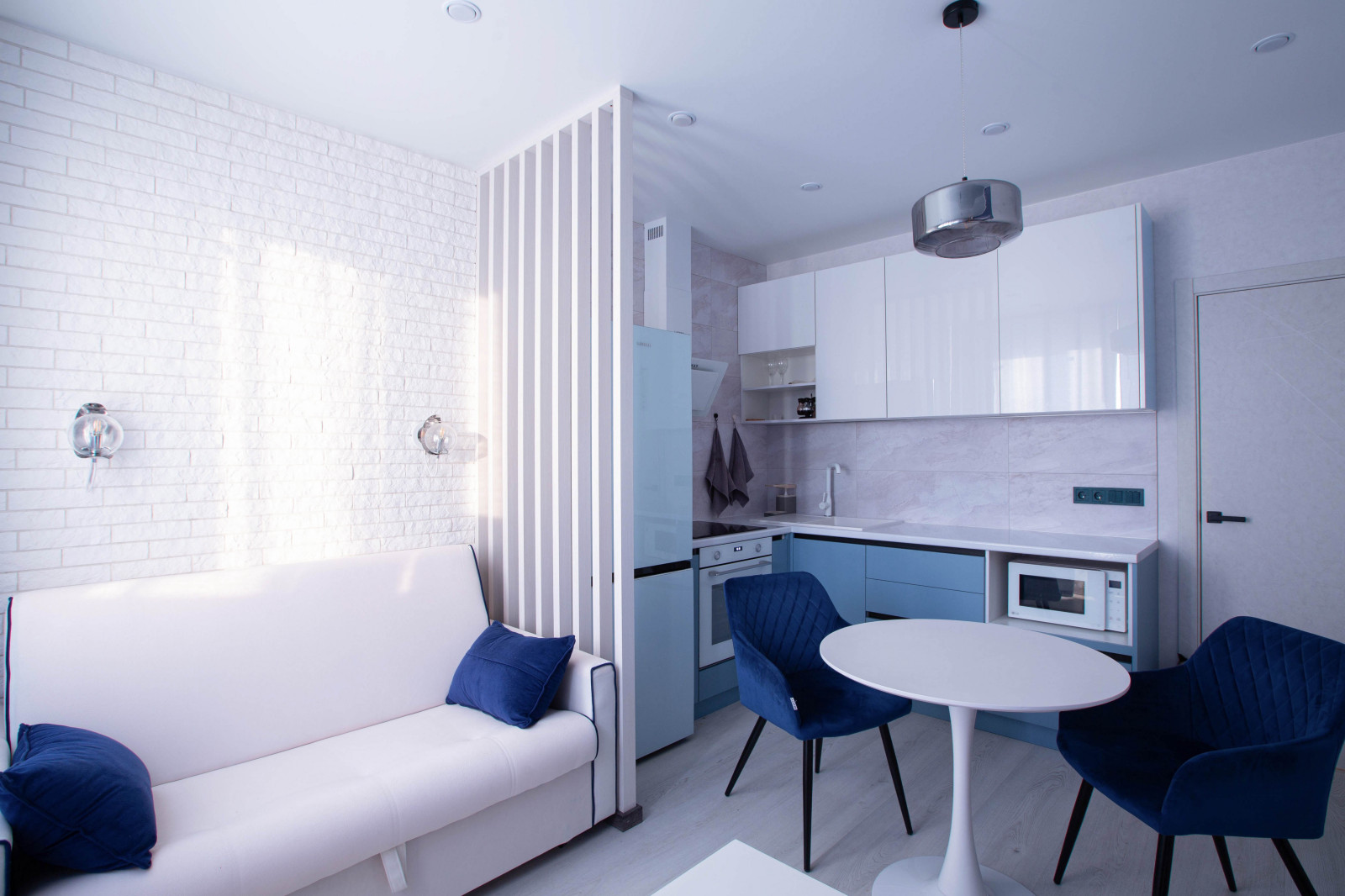 Дизайн - проект однокомнатной квартиры для молодой пары. Фотографии реализации.