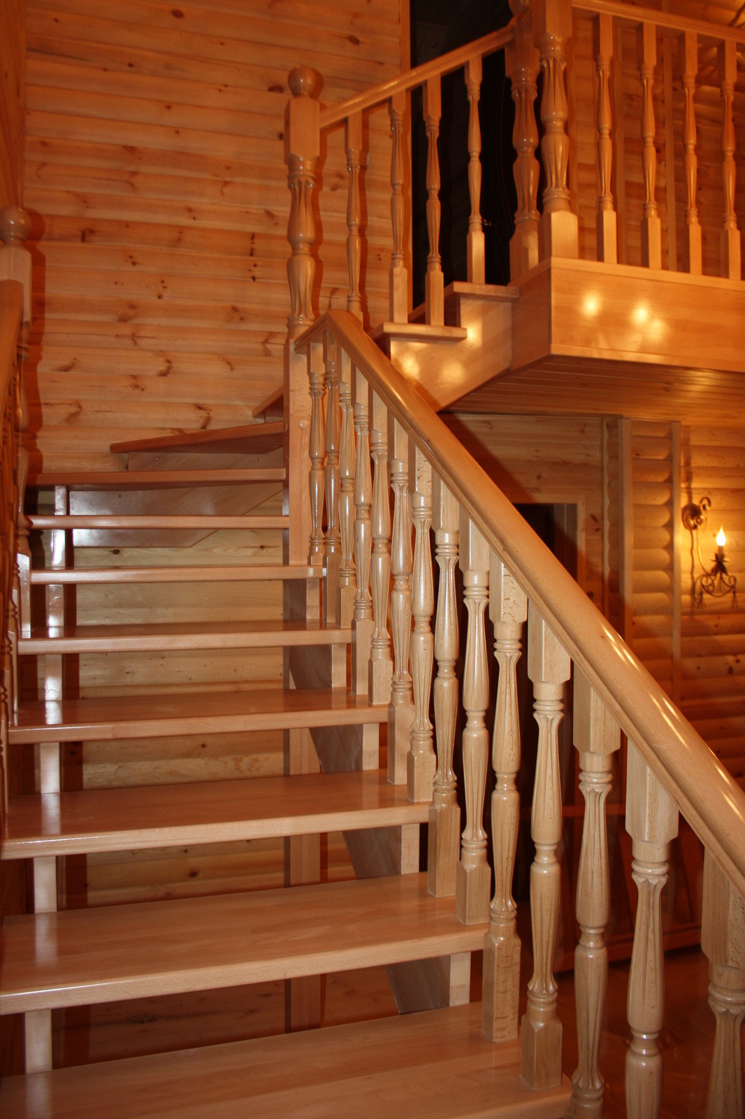 Буковая лестница в цвет дерева без подступят