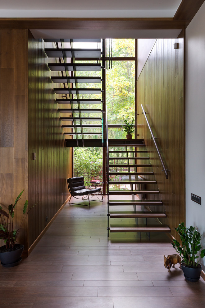 Лестница загородного дома загородного дома в Подмосковье