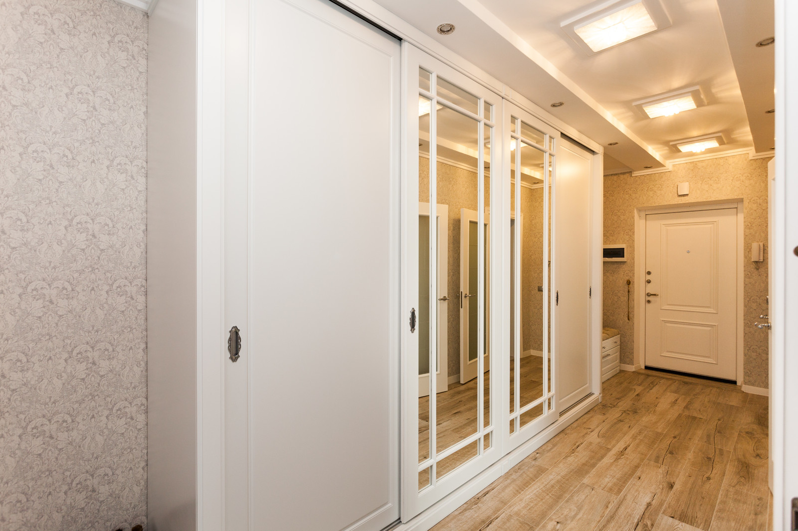 Огромный шкаф купе для прихожей