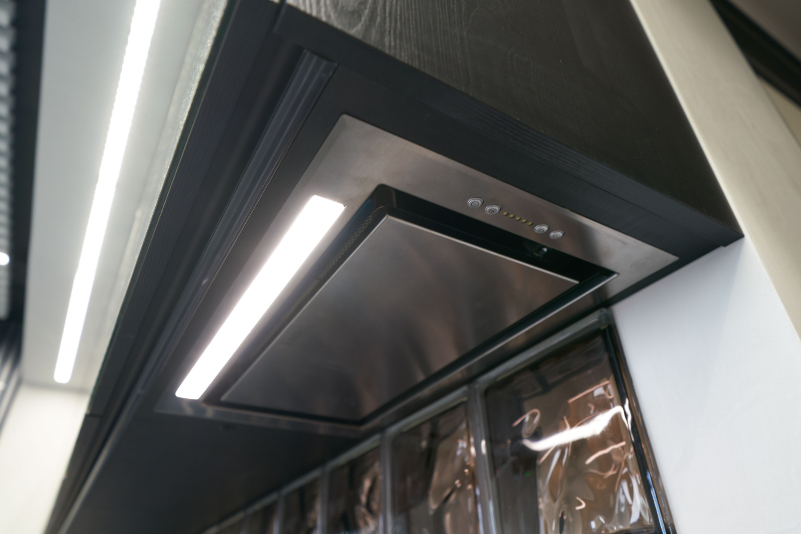 Кухня с зеркальными фасадами