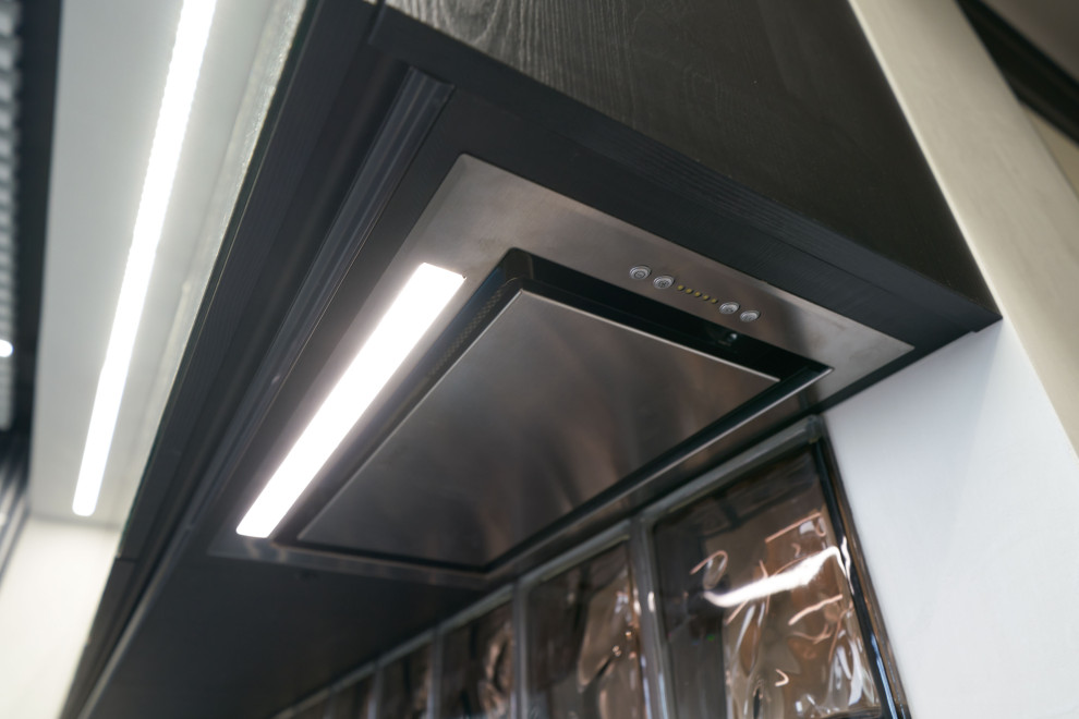 Кухня с зеркальными фасадами